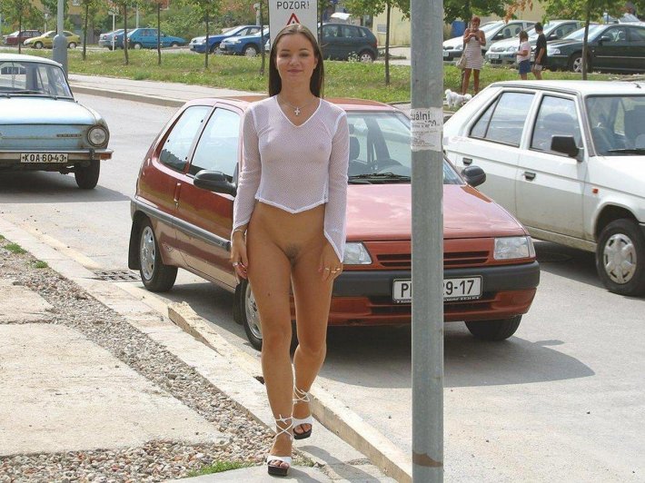 На улице без трусиков