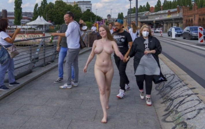 Прошлась голая по улице