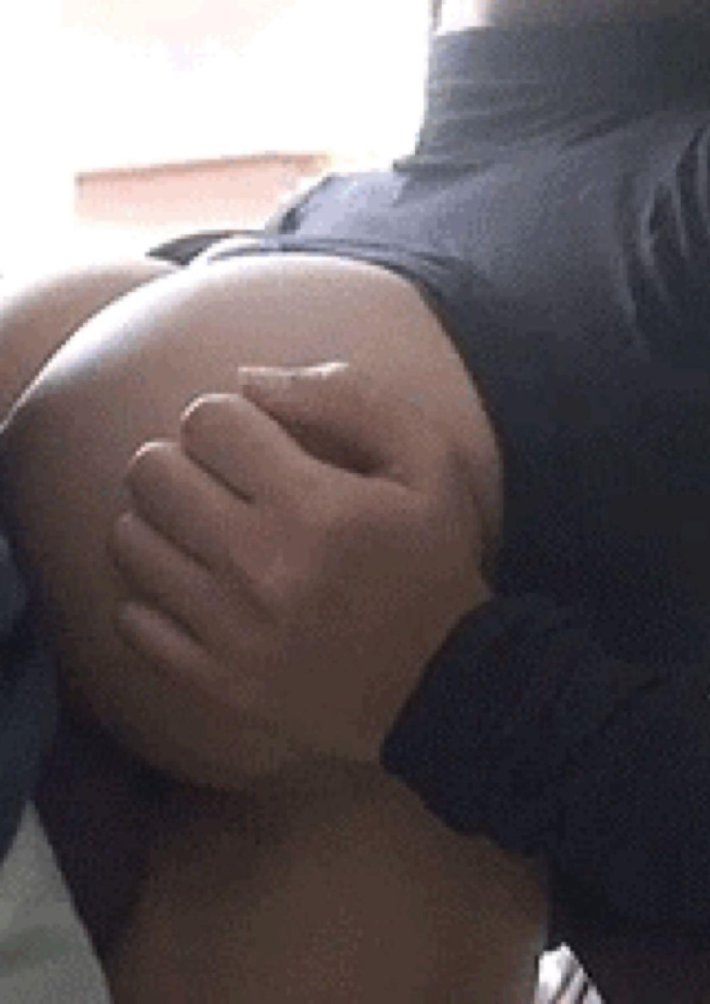 Лапает огромные сиськи