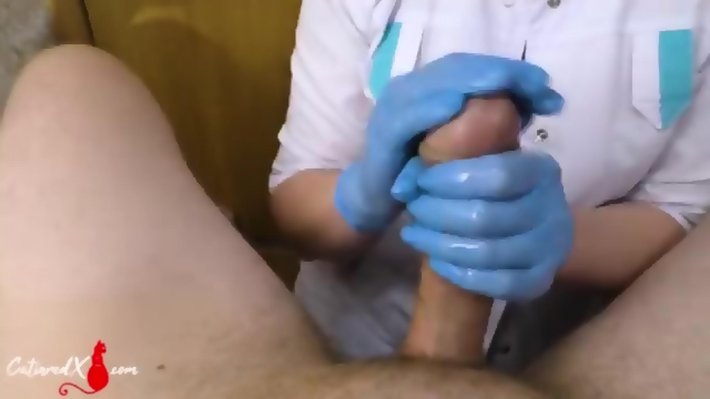 Медсестра массирует простату