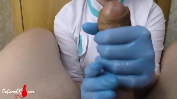 Врач в перчатках