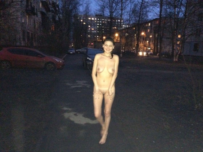 Проиграла и вышла на улицу голой