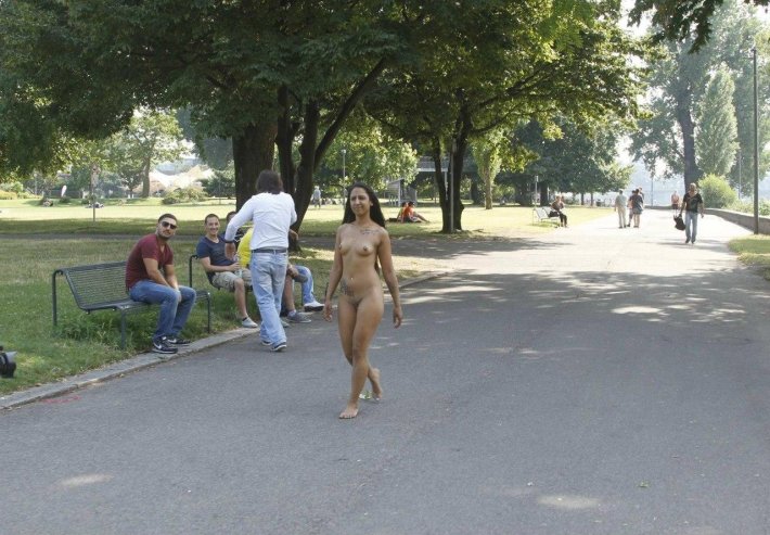 Гуляет голышом