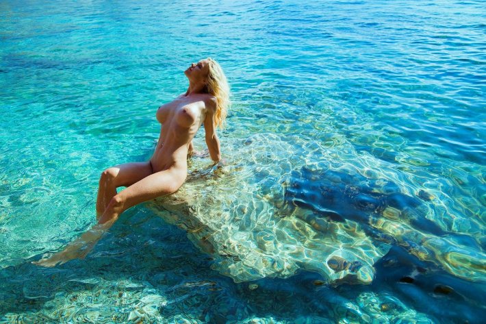 Голая девушка в море