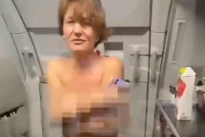 Девушка разделась в самолете