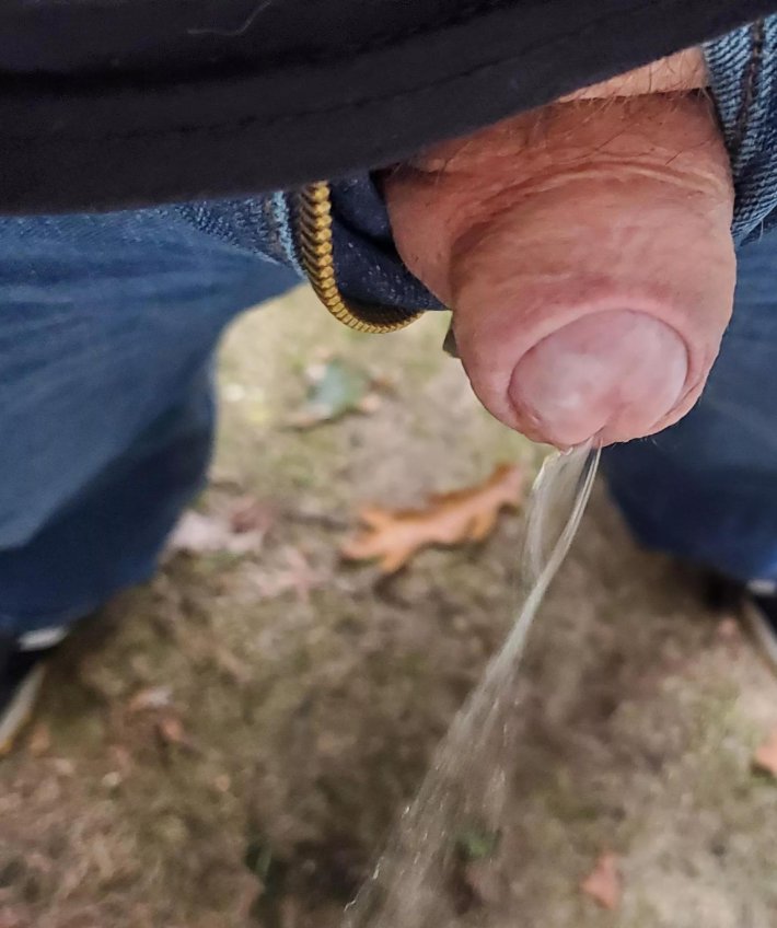 Ссут на улице