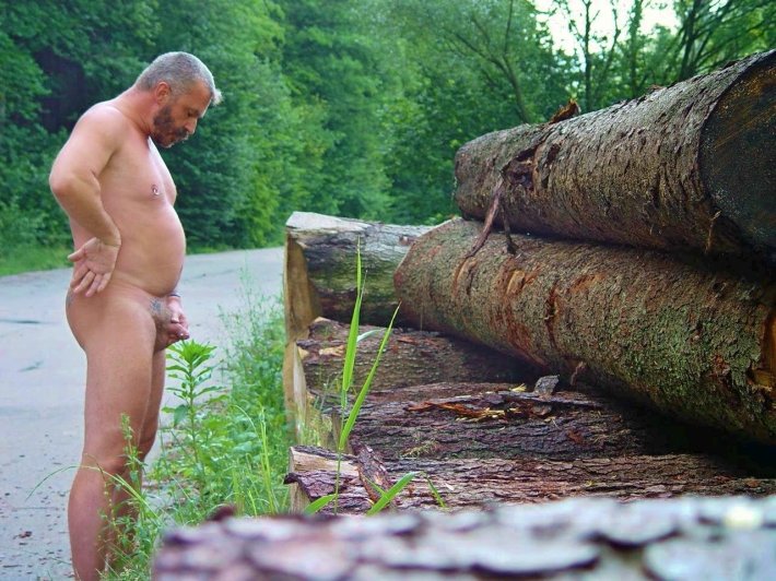 Голый пожилой мужик на природе