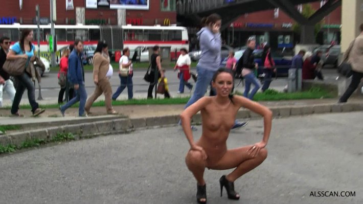 Ходит по улице голая
