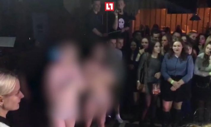 Девушки раздеваются в клубе