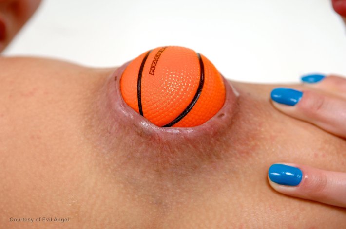 Баскетбольный мяч в вагине