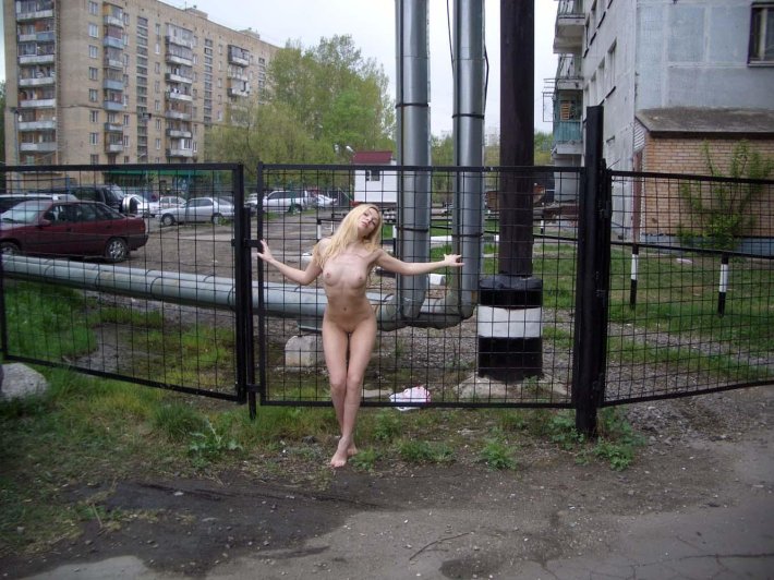 Фотографируется голой на улице