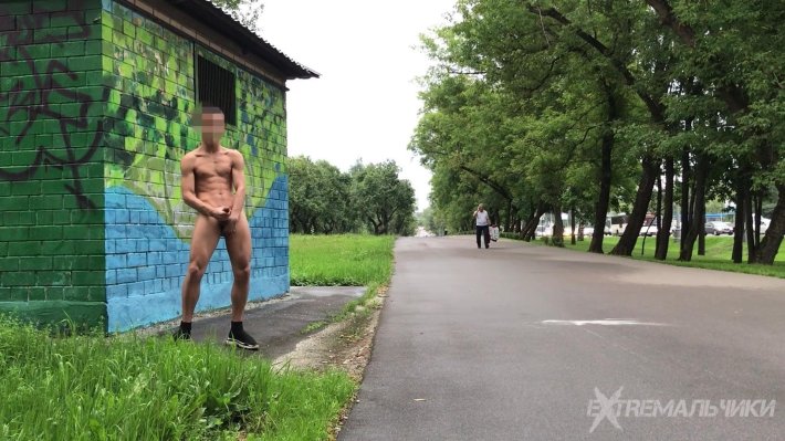 Мальчик разделся на улице