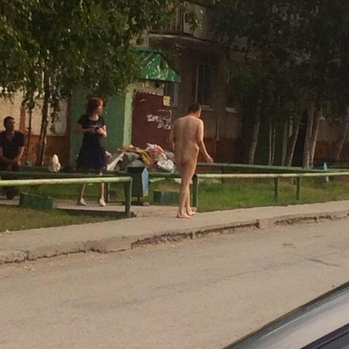 Парни голышом по улице