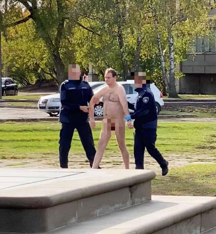 Голый мужчина ходит по улице