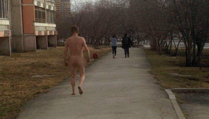 Голый мужик гуляет по городу