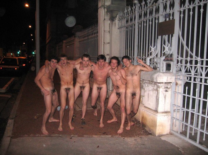Много голых парней без трусов