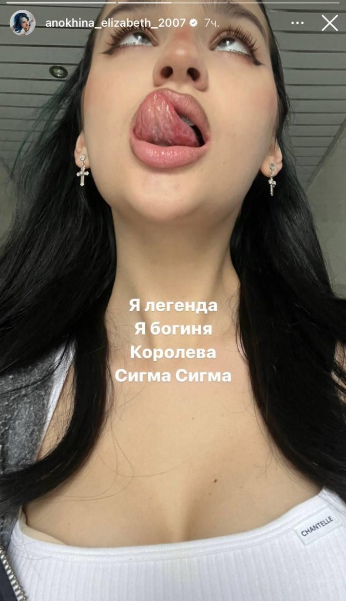 Брюнетка девушка