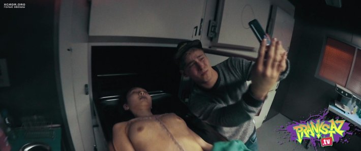 Голая девушка в морге