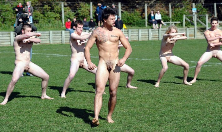 Спортивные парни без трусов