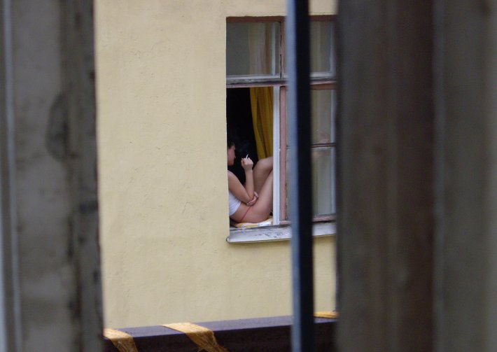 Голые женщины в окнах домов