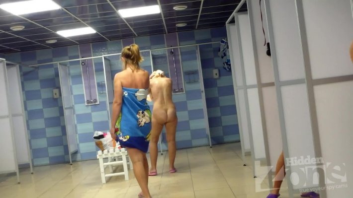 Женщина в раздевалке