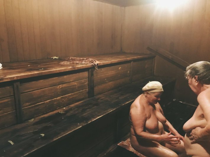 Голые женщины в общественной бане