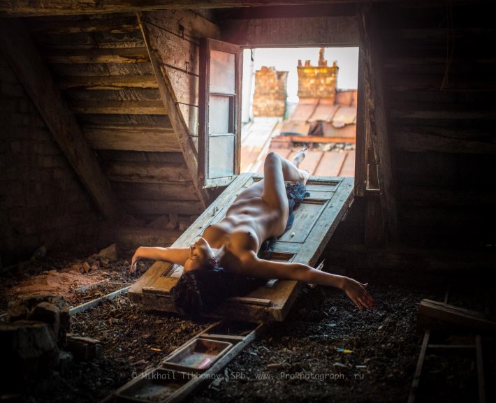 Девочка голышом на чердаке
