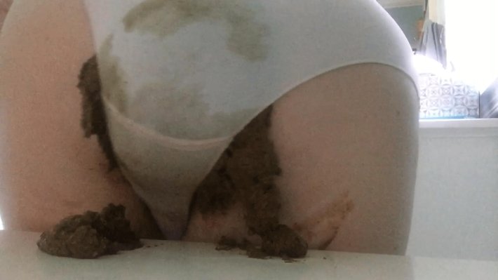 Девушка в трусах panty poop