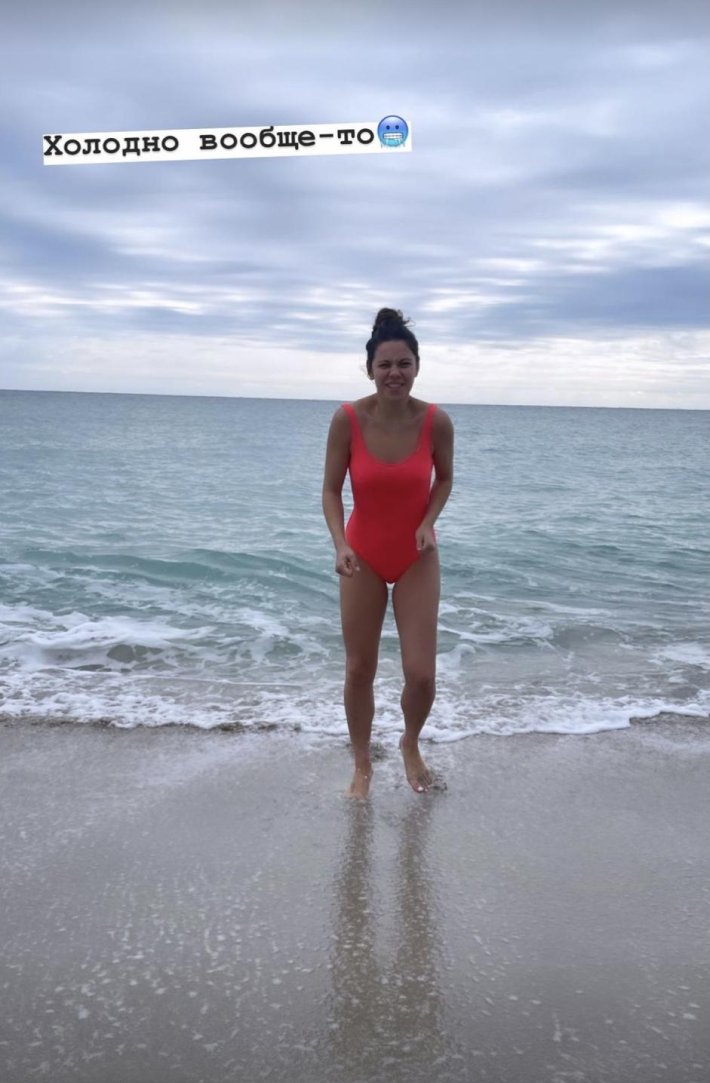 Телеведущие в купальниках