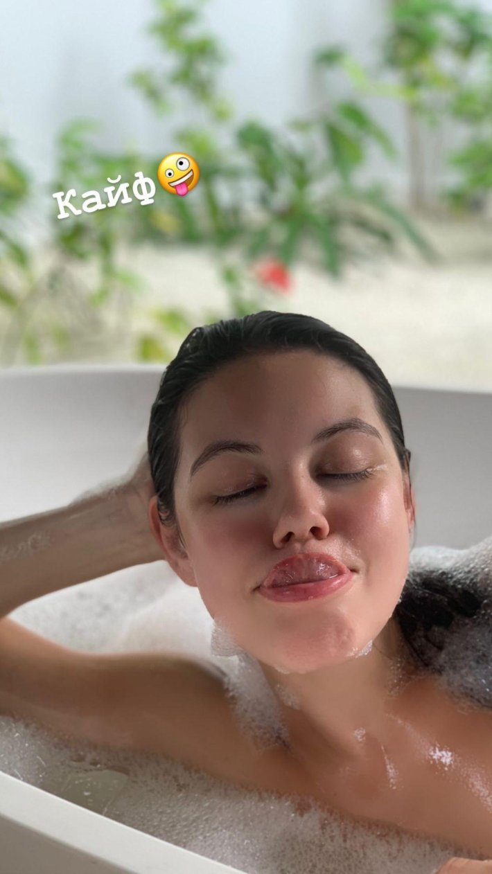 Красивая девушка в ванной