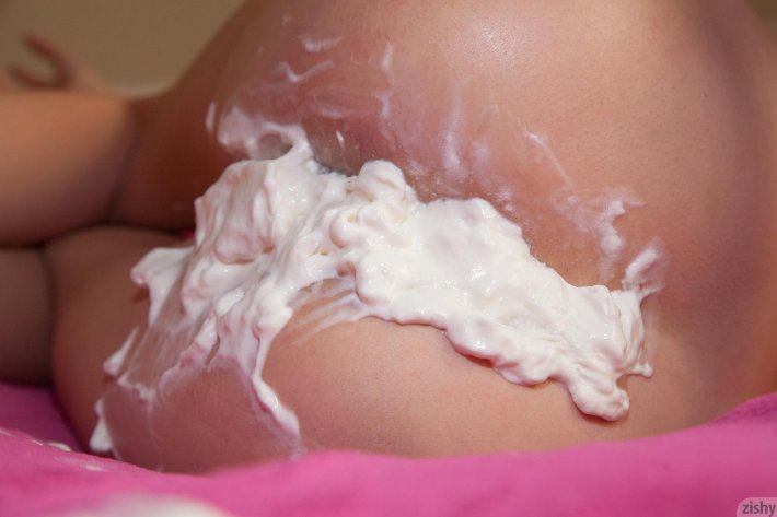 Сливки между попой эро