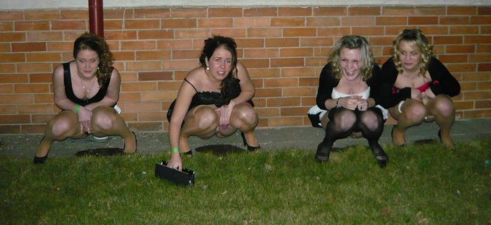 Group pee девушки