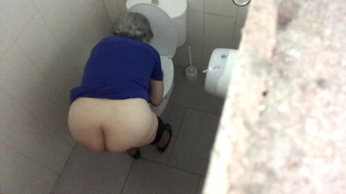 Порно скрытая камера в туалете