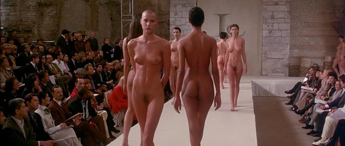 Голая на подиуме