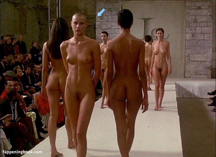 Голые мужчины и женщины на подиуме