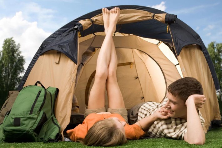 Девушка в палатке