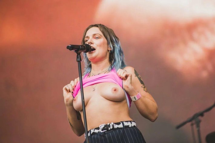 Певица Tove lo голая грудь