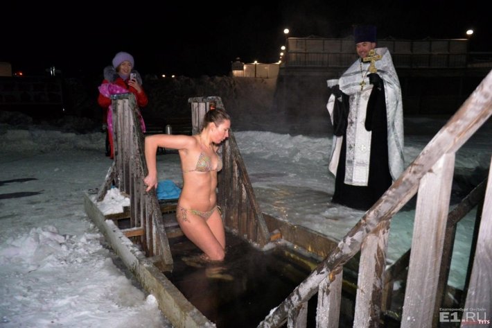 Голые купаются на крещение