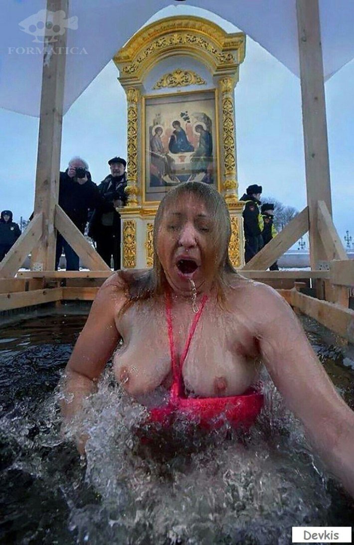 Голые в проруби на крещение