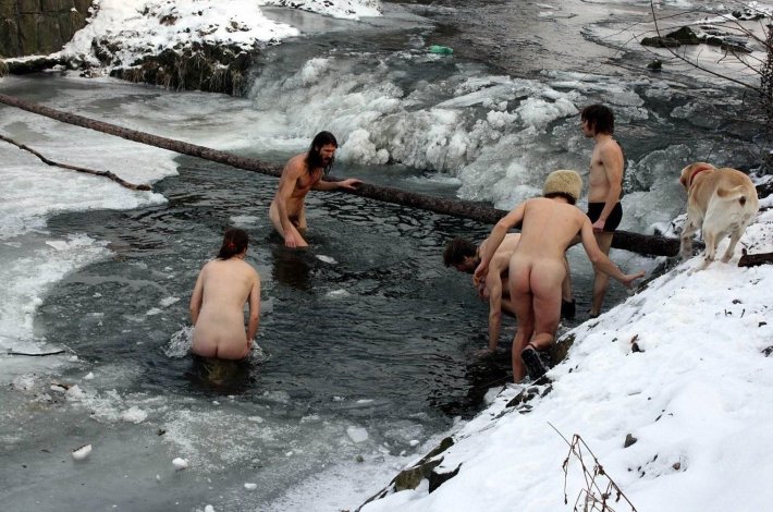 Голые мужчины купаются в проруби