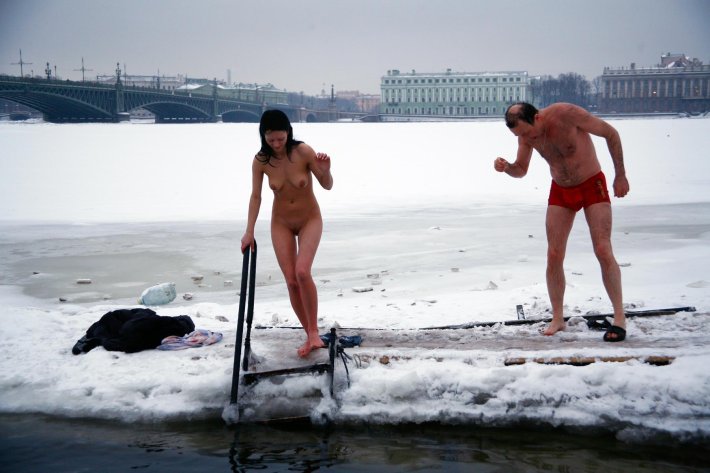 Девушка в проруби