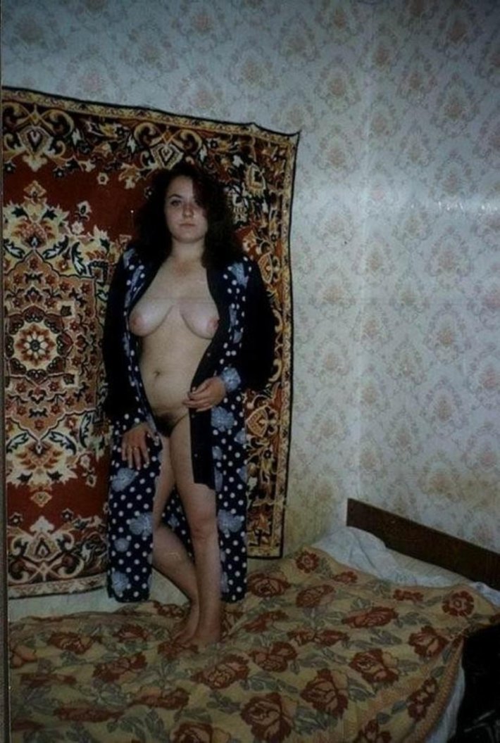 Голые бабы на фоне ковра