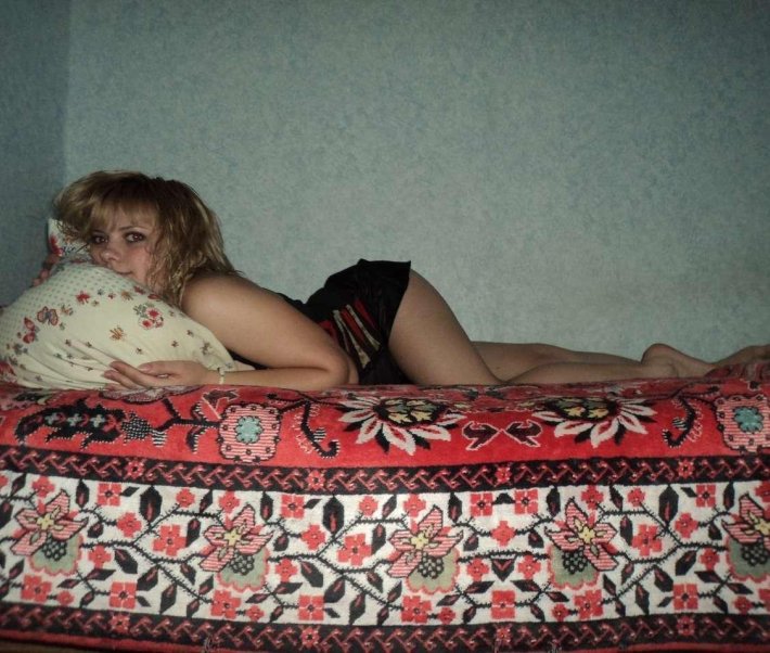 Русские женщины на фоне ковра
