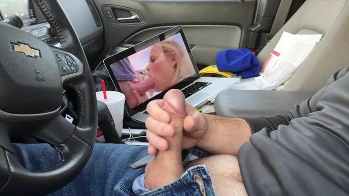 Мужская мастурбация в авто