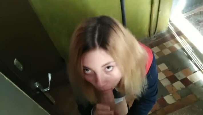 Школьница отсосала в подъезде