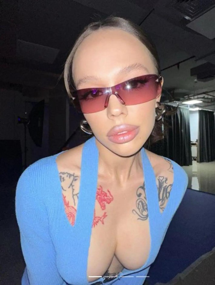 Инстасамка показала сиськи