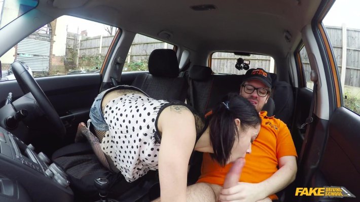 Порно с инструктором по вождению