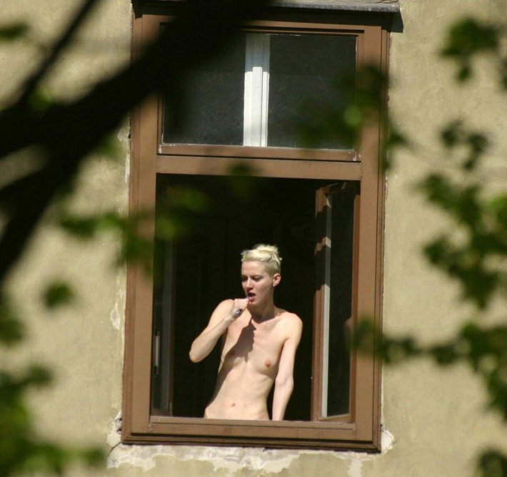 Голая выглядывает в окно