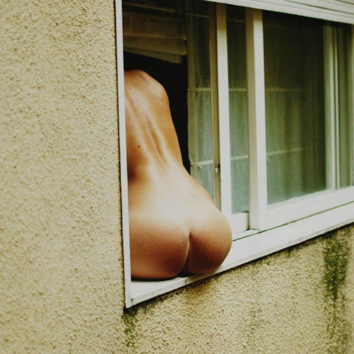 Голая женщина в окне частное