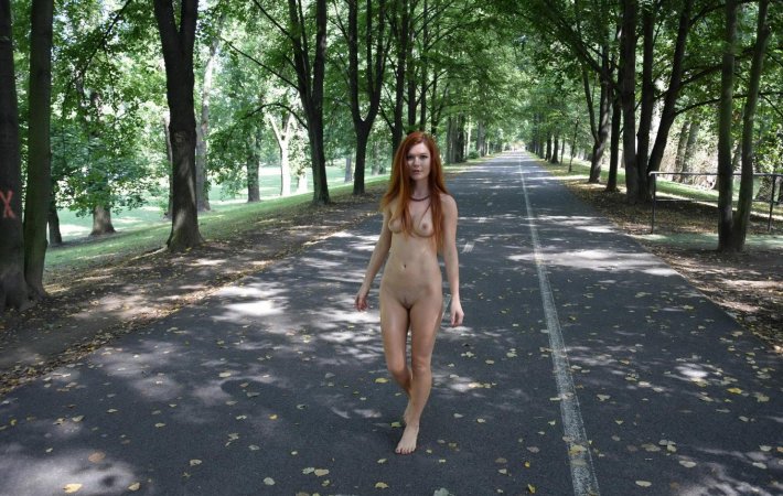 Дженни Смит гуляет голой